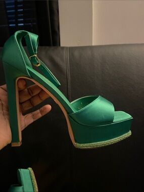Cathy Din 6” Gunnel Emerald Green Satin Platform Heels w/Ankle Strap Size 8 NWB